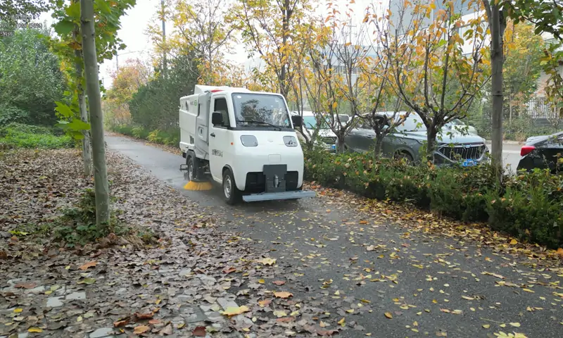 純電動洗掃車——秋季雨后落葉清潔的高效利器